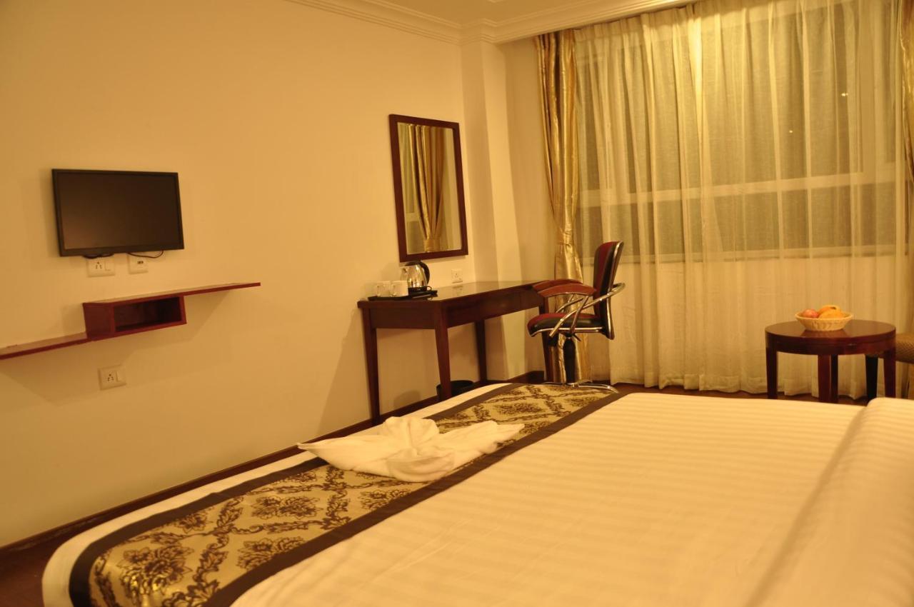 Grand Clarks Inn Badami Eksteriør billede