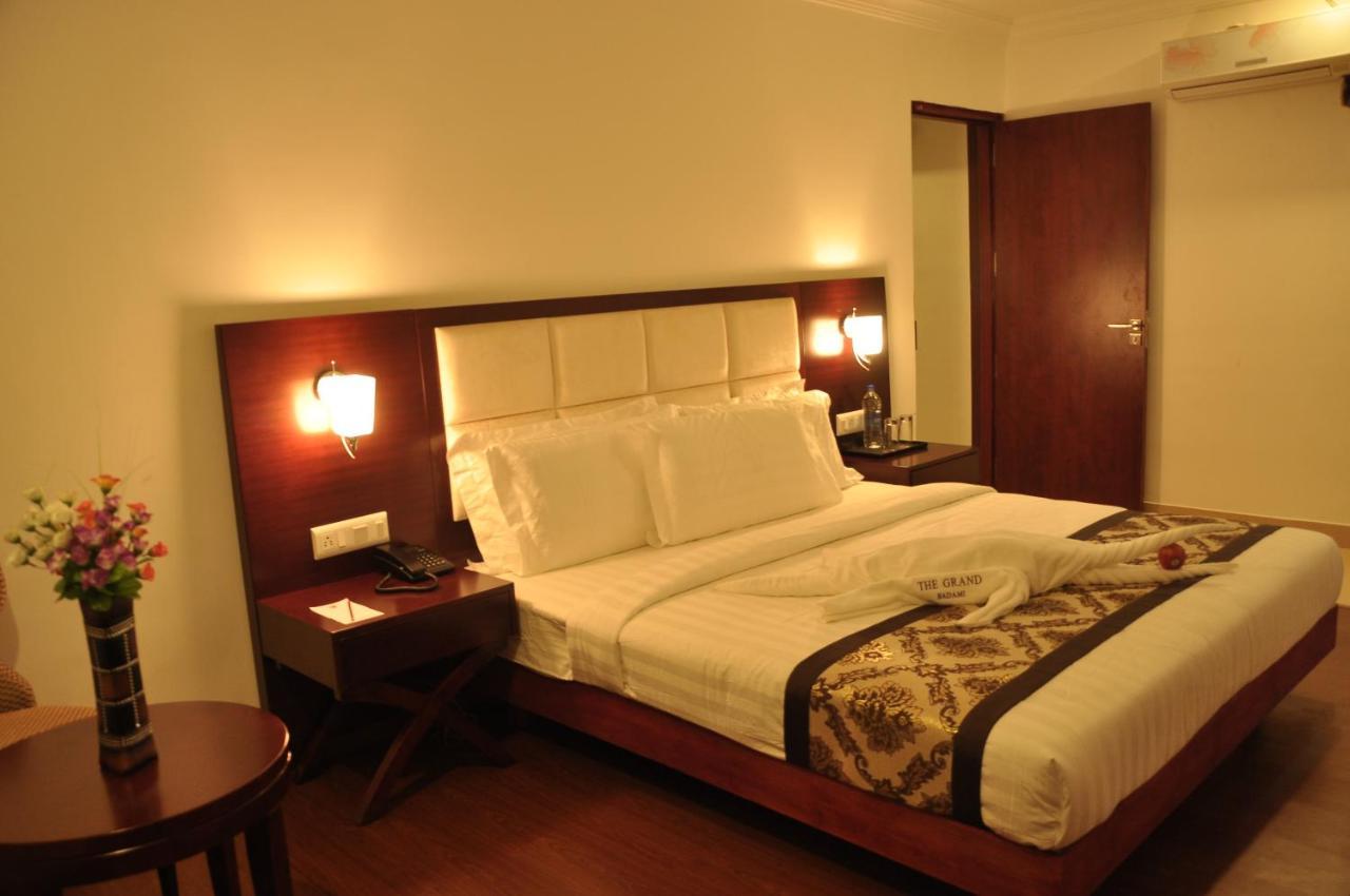 Grand Clarks Inn Badami Eksteriør billede
